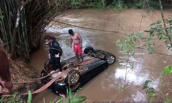 Casal morre após carro cai em rio na Região Central de Minas