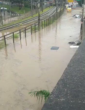 Chuva deixa pessoas ilhadas durante inundações em BH