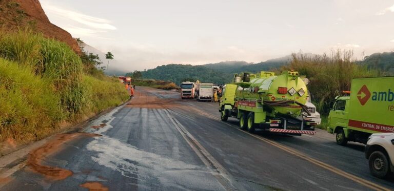 Caminh O Cido Sulf Rico Tomba Na Mg Em Itabira Por Dentro