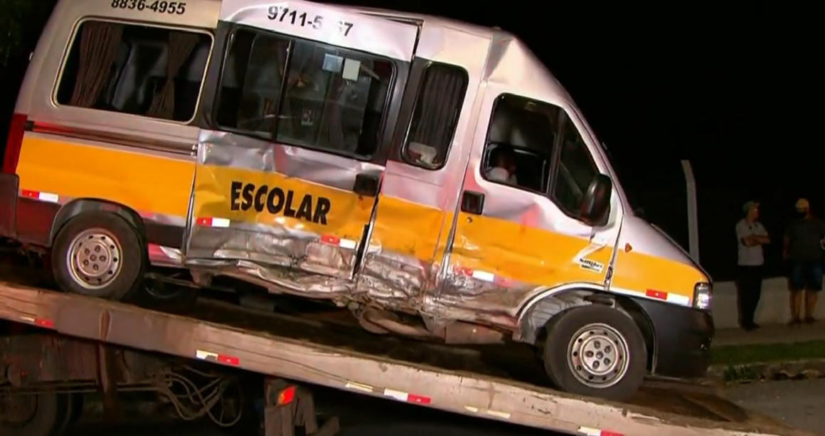 Carro Atinge Van Escolar Que Capota E Crian A Fica Ferida No Bairro