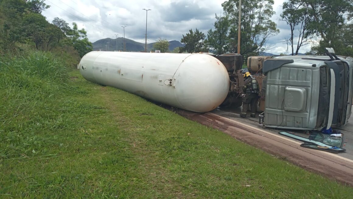 Caminh O Tanque Carregado G S De Cozinha Tomba E Fecha O Anel