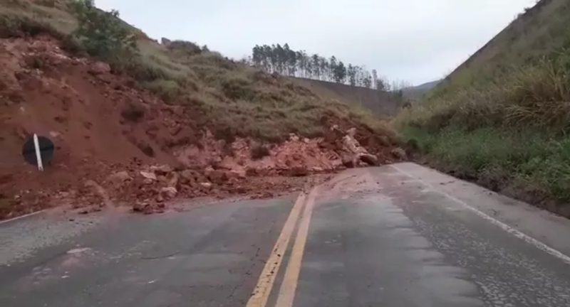 Queda De Barranco Interdita Totalmente Pista Da BR 262 Em Rio Casca