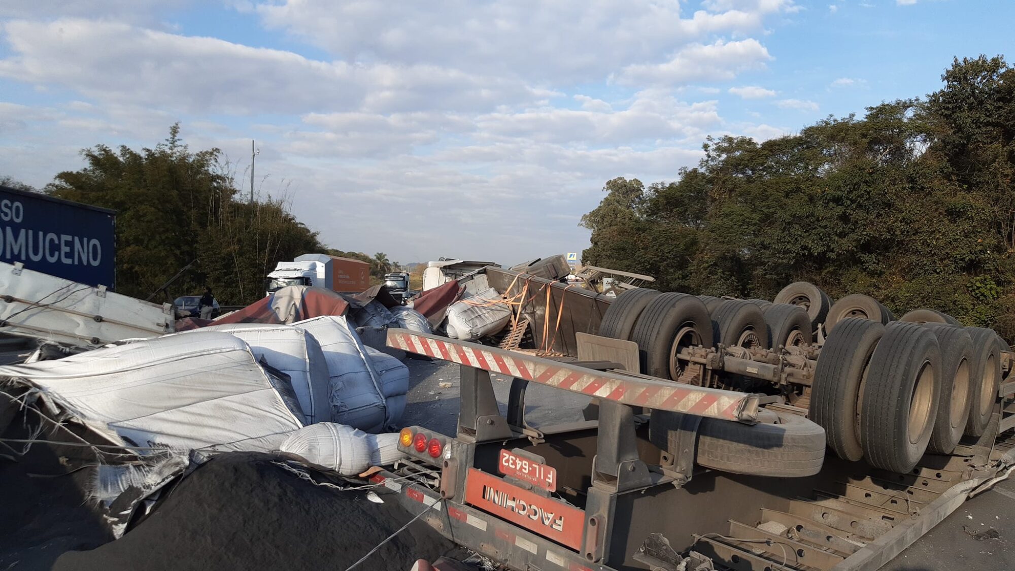 Carreta Tomba E Interdita Rodovia Fern O Dias Em Estiva