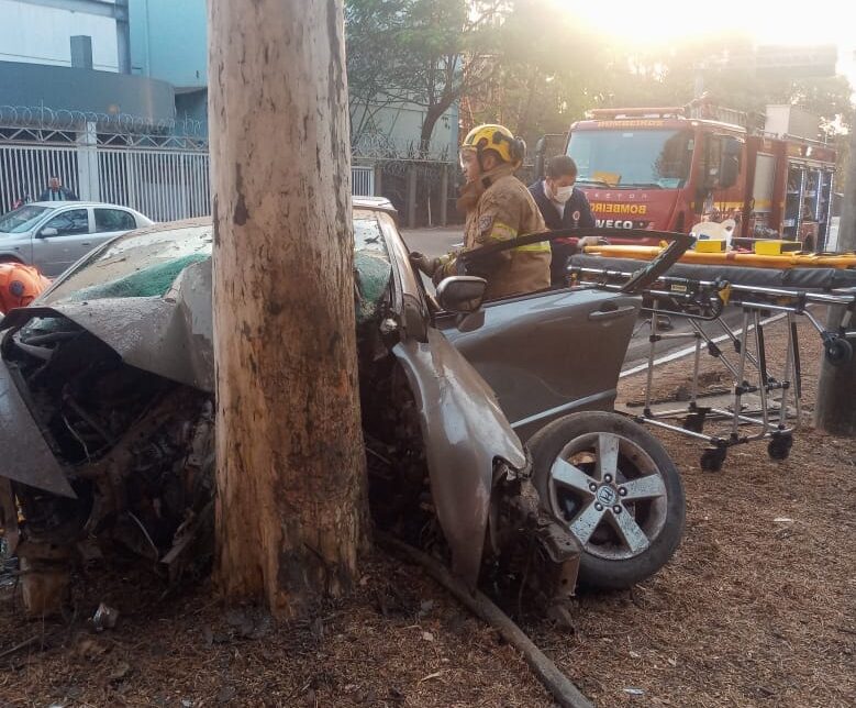 Carro bate em árvore e duas pessoas ficam feridas na Avenida Cláudio