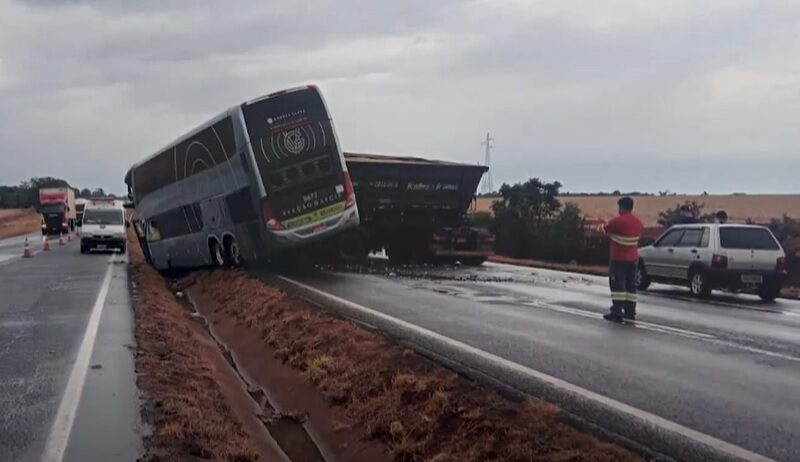 Grave acidente entre caminhão e ônibus deixa mortos e feridos na BR 153