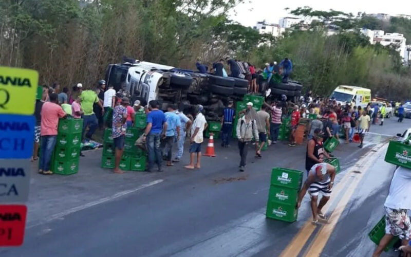 Carreta de cerveja tomba e carga é saqueada na BR 040 em Santos