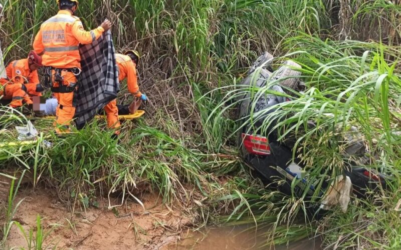 Homem fica ferido após carro cair em buraco de 15 metros de