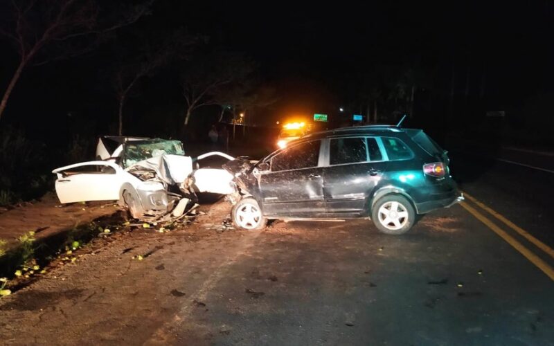 Duas pessoas ficam gravemente feridas após carro bater em caminhonete