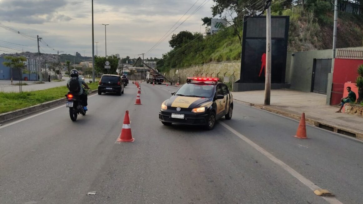 Queda De Poste Interdita Tr Nsito E Causa Lentid O Na Via Expressa De