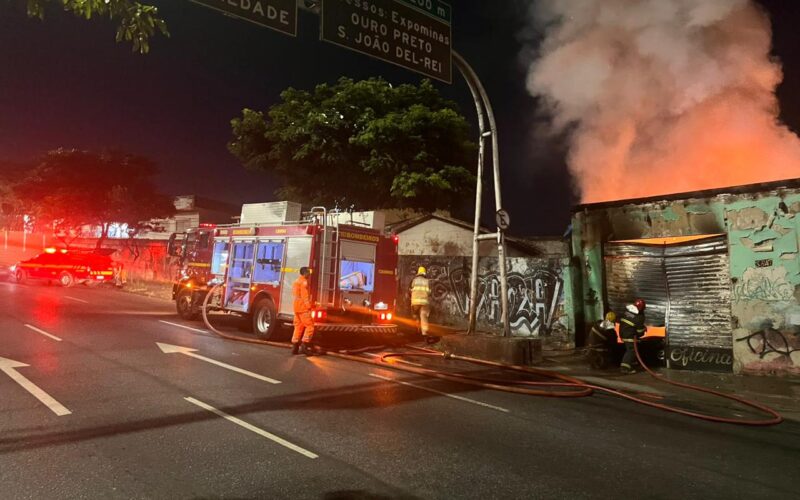 Bombeiros combatem incêndio em depósito de borracharia no bairro São