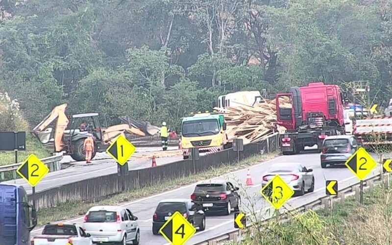 Carreta Madeira Tomba E Fecha Totalmente Rodovia Fern O Dias Em