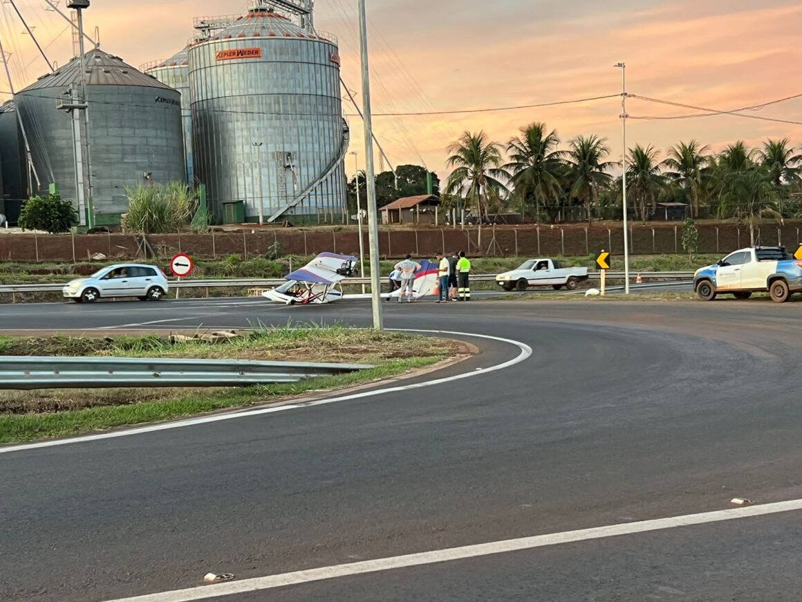 Avi O De Pequeno Porte Faz Pouso For Ado Na Rodovia Br Em Ituiutaba