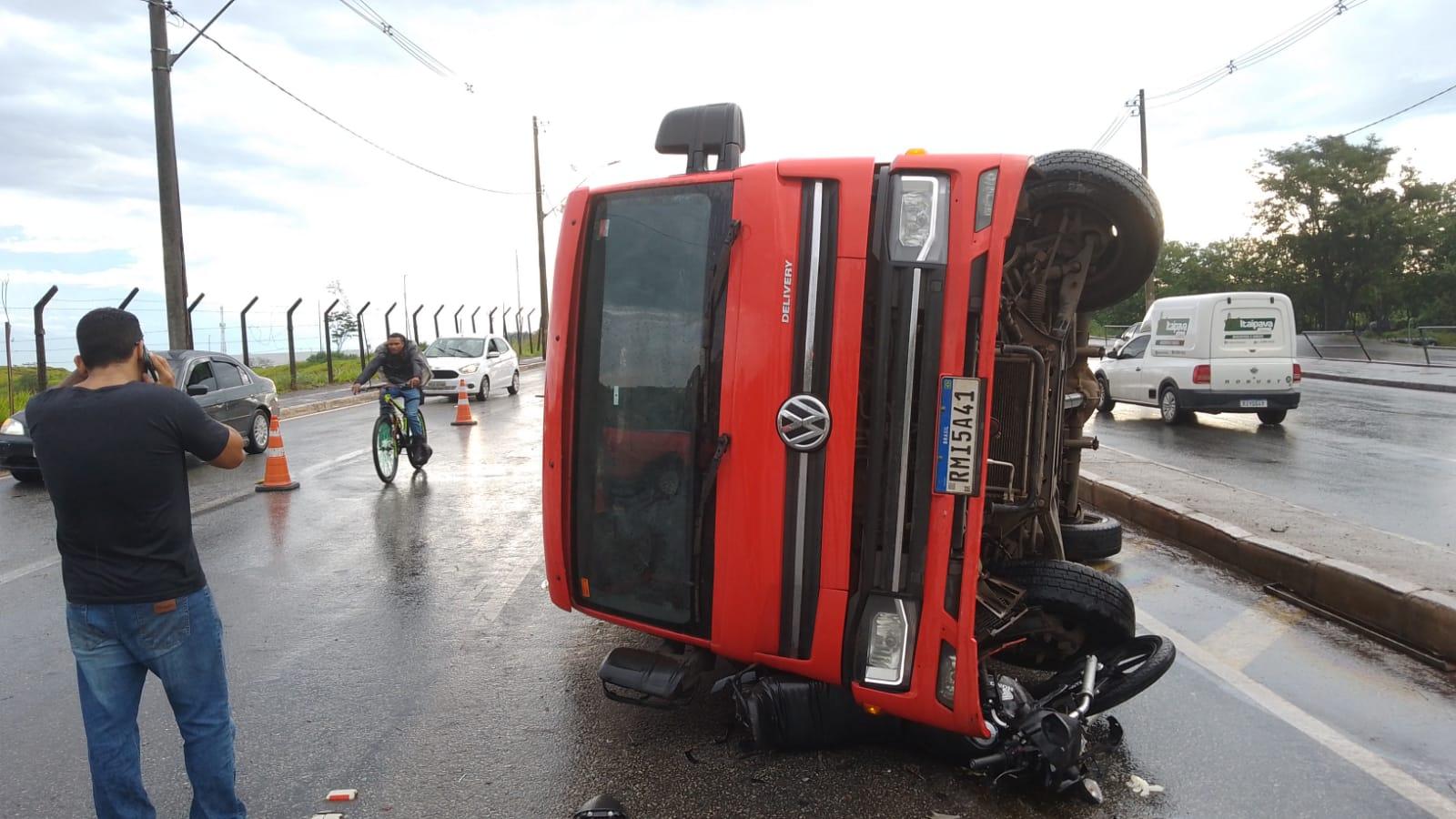 Acidente entre moto e caminhão deixa vítima inconsciente em Contagem