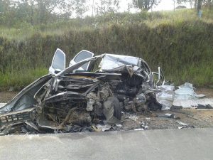 Acidente deixa motorista do carro morto em Caldas, no sul de Minas (Foto: Divulgação / Polícia Rodoviária Federal) 