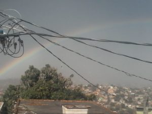 Chuva vem acompanhada de granizo e também tem arco-íris - Foto: Elberty Valadares / Pordentrodeminas.com