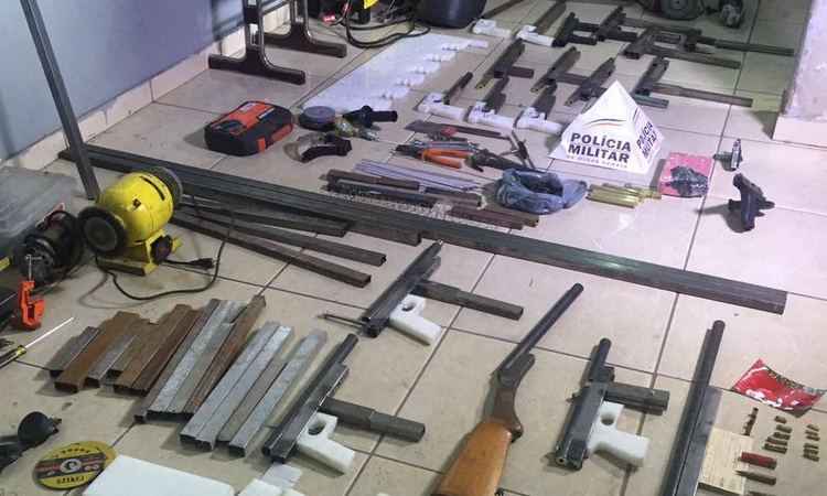 Papai Noel do crime é preso suspeito de fabricação e venda de armas em BH amas em duas casas