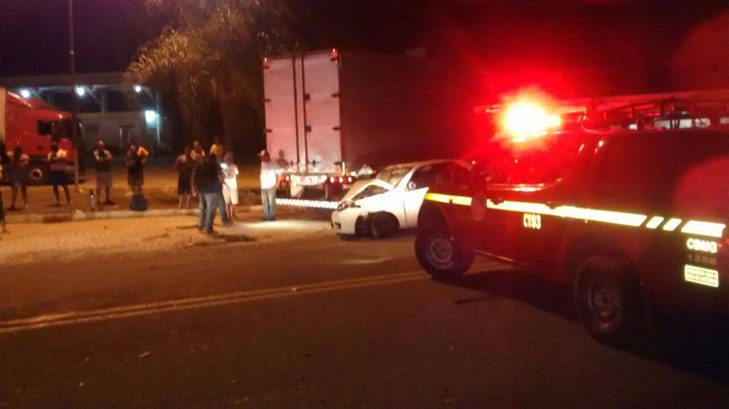 carro bate em carreta