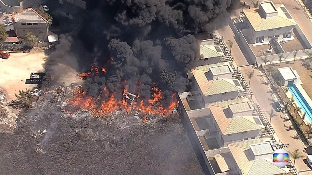 Depósito de materiais recicláveis é atingido por incêndio de grandes proporções em Contagem chamas altas em incêndio em contagem