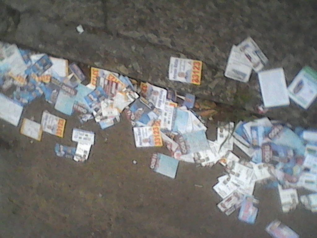 Ruas e avenidas de BH são tomadas por lixo eleitoral e garis retiram mais de 50 toneladas santinhos12