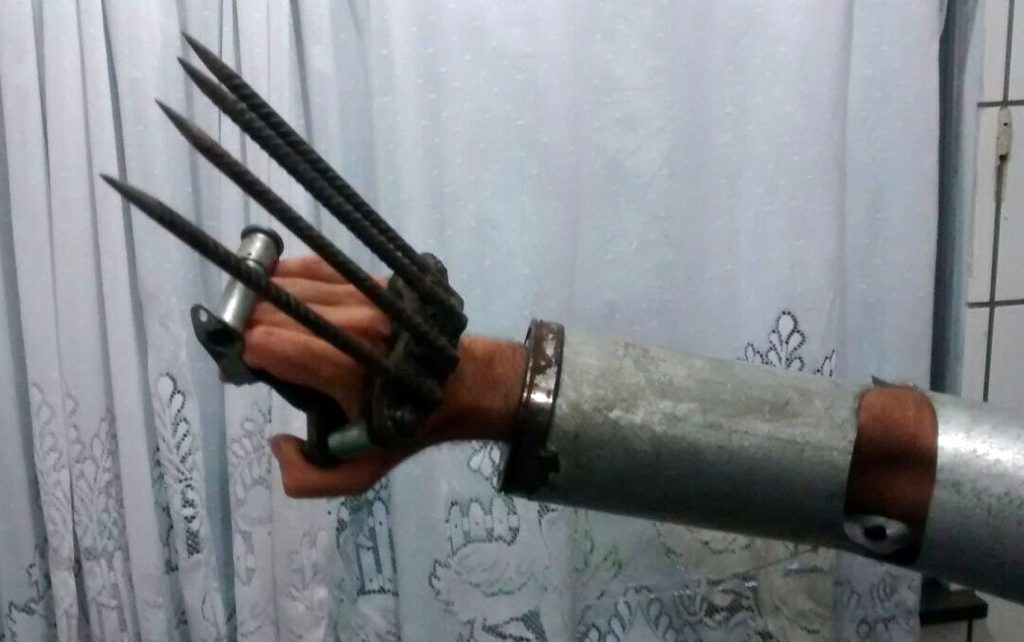 Homem com ‘garras de Wolverine’ tenta agredir outro em Juiz de Fora Garras de Wolverine
