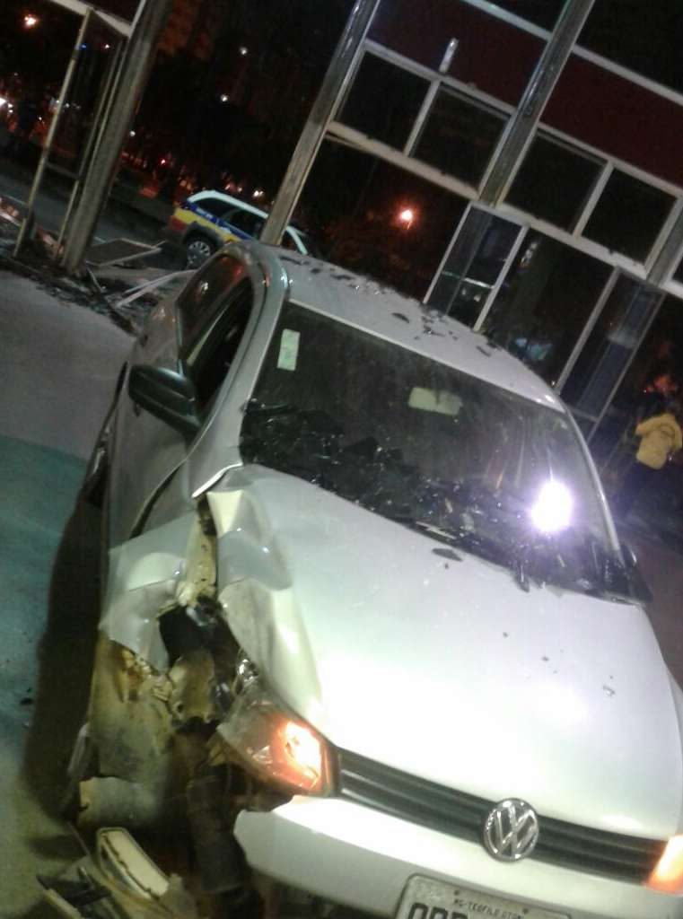 Motorista embriagado invade saguão de Rodoviária de BH com o carro e destrói fachada Carro em rodoviaria