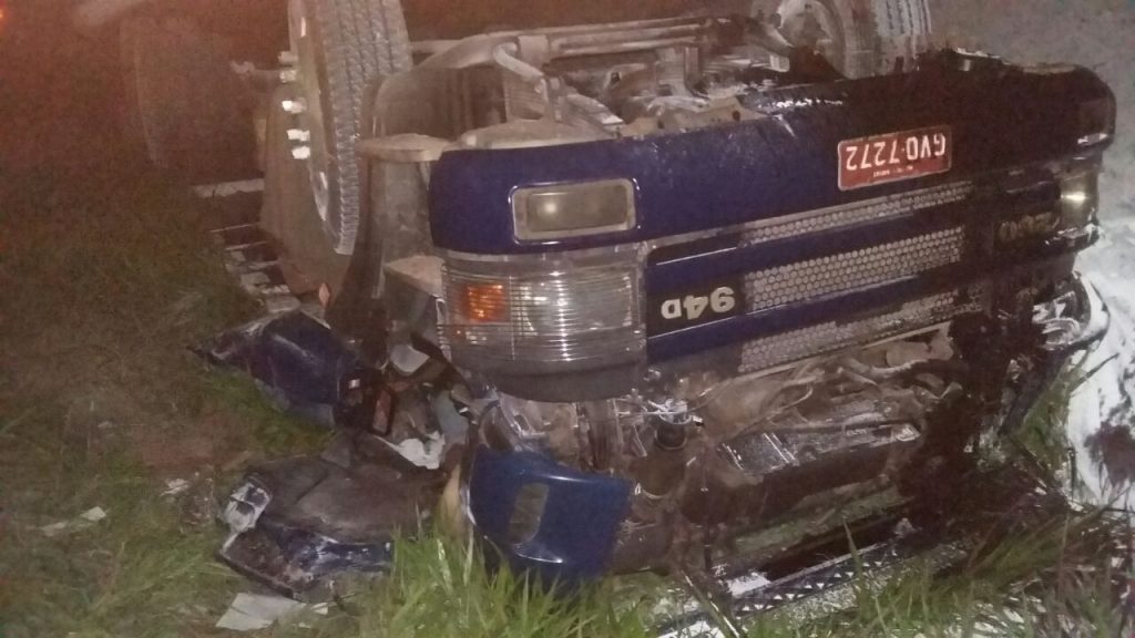 Homem morre após caminhão capotar na BR-251, em Riacho dos Machados caminhao