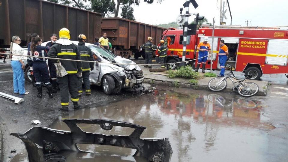 Carro fica preso entre trilhos e motorista morre em Juiz de Fora trem atinge carro