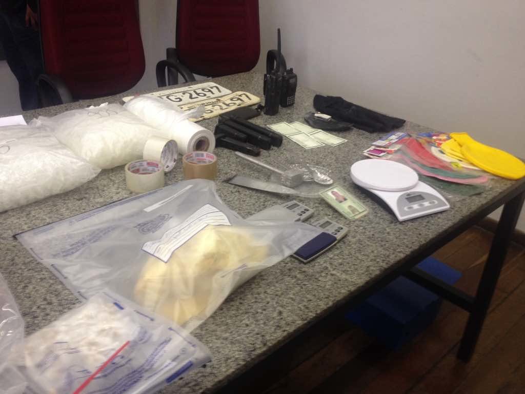 Mulher suspeita de integrar quadrilha de tráfico de drogas