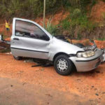 carro ficou destruído em acidente em Iatu
