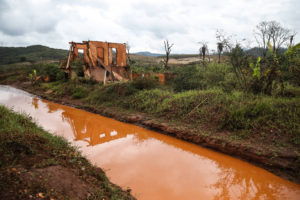 Ruínas em Paracatu de Baixo, distrito de Mariana, após dois anos da tragédia do rompimento da Barragem de Fundão da Samarco - Foto: José Cruz/Agência Brasil