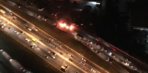 Ônibus é incendiado por criminosos no Anel Rodoviário, em Belo Horizonte 1 ônibus anel rodovário