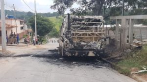 Ônibus é incendiados em Betim, na Grande BH 1 onibus betim incendiado