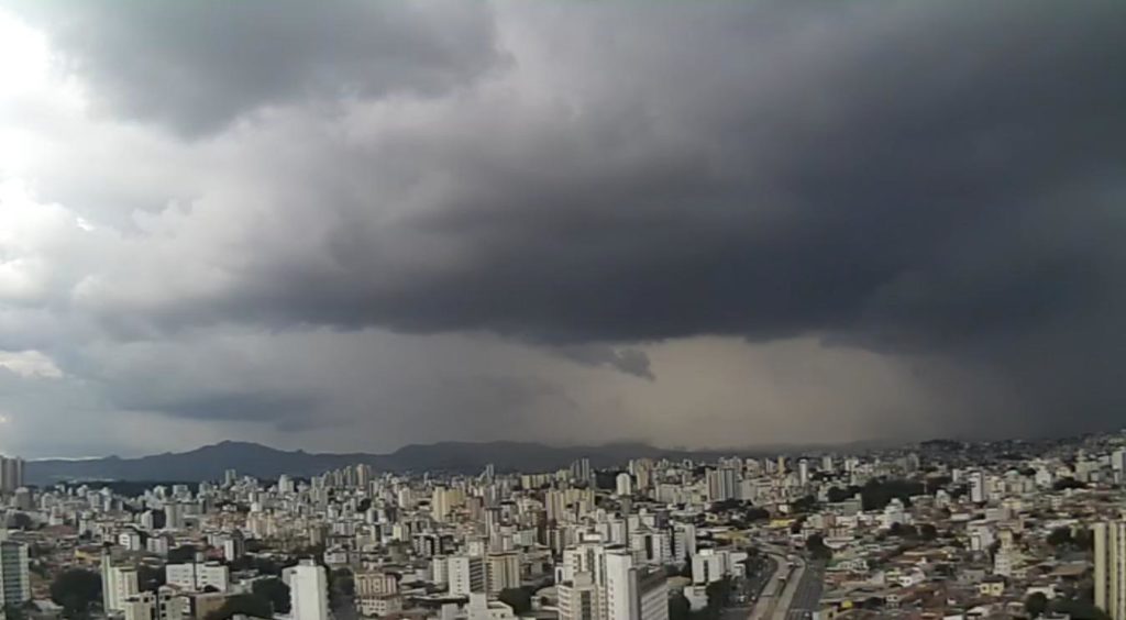 Defesa Civil alerta para risco de transbordamento de córrego em BH chuva bh