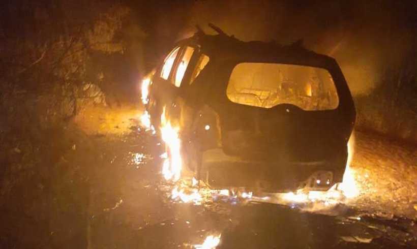 Carro da mulher foi usado na fuga e em seguida incendiado - Foto: Reprodução/Redes Sociais