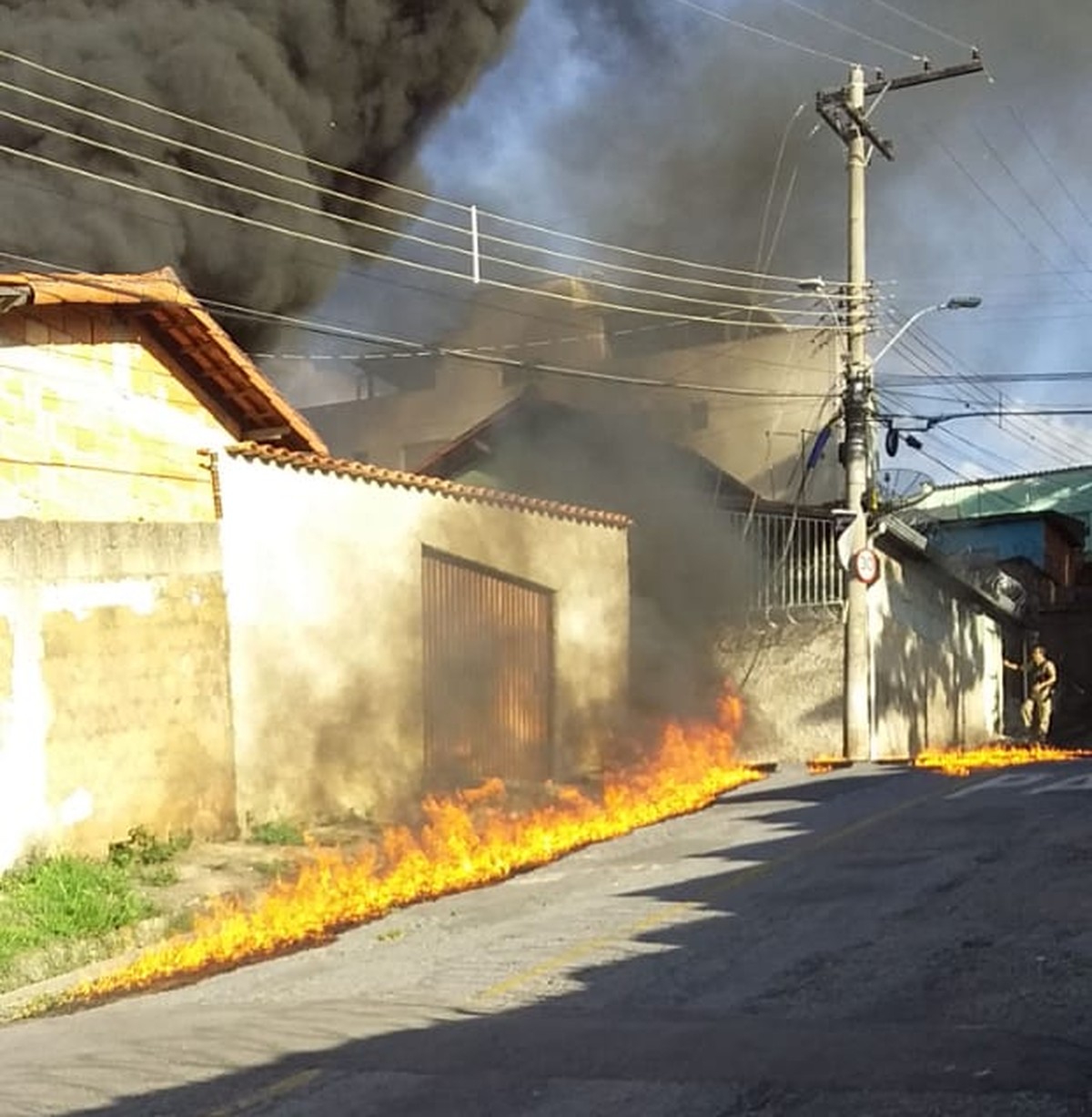 Ônibus é incendiado por dupla na Região de Venda Nova, em BH 1 onibus incediadobh3