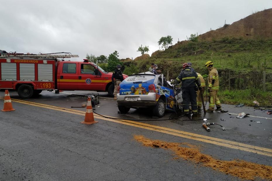 Quatro pessoas da mesma família morrem em acidente na BR-262, em Abre Campo - Foto: Divulgação/Corpo de Bombeiros'