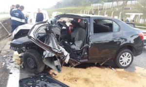 Acidente com carro deixa dois mortos na BR-381, em Três Corações 1 acidente br 381 trC3AAs coraC3A7C3B5es ys3fuf