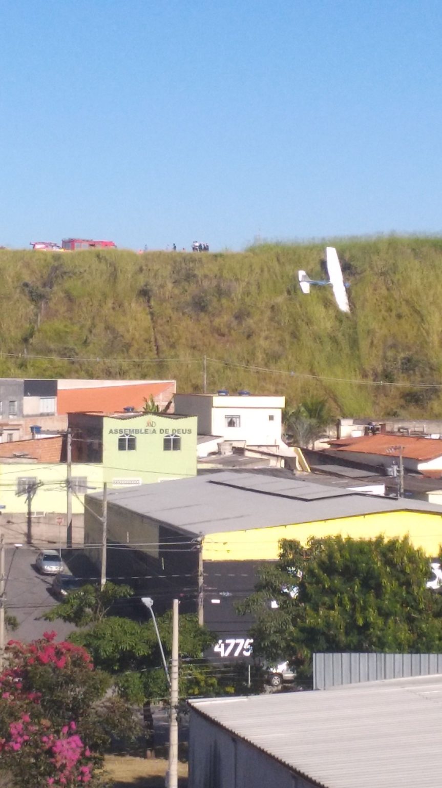 Aeronave de pequeno porte cai ao lado do Aeroporto Carlos Prates, em BH