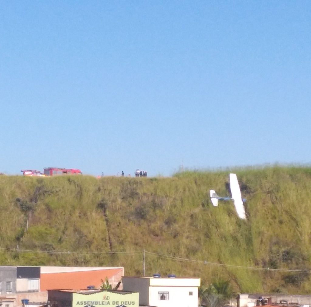 Aeronave de pequeno porte cai ao lado do Aeroporto Carlos Prates, em BH