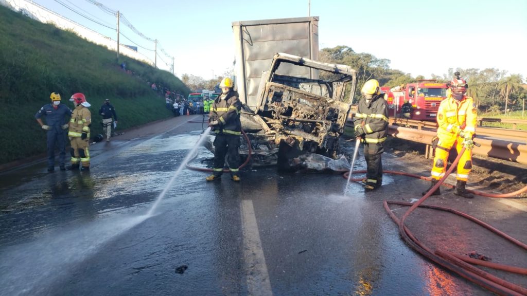 Duas pessoas morrem carbonizadas em acidente na Fernão Dias, em Betim - Foto: Divulgação/Corpo de Bombeiros