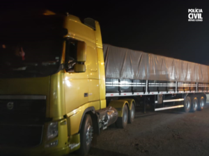 Polícias recuperam carreta roubada no estado de Goiás em Ituiutaba