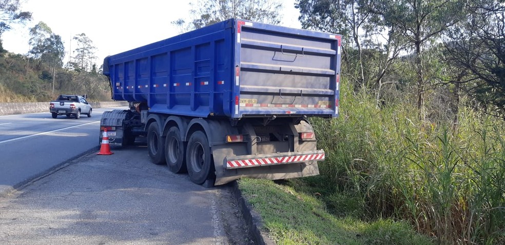 Homem morre atropelado pela própria carreta na BR-040, em Barbacena - Foto: PRF/Divulgação