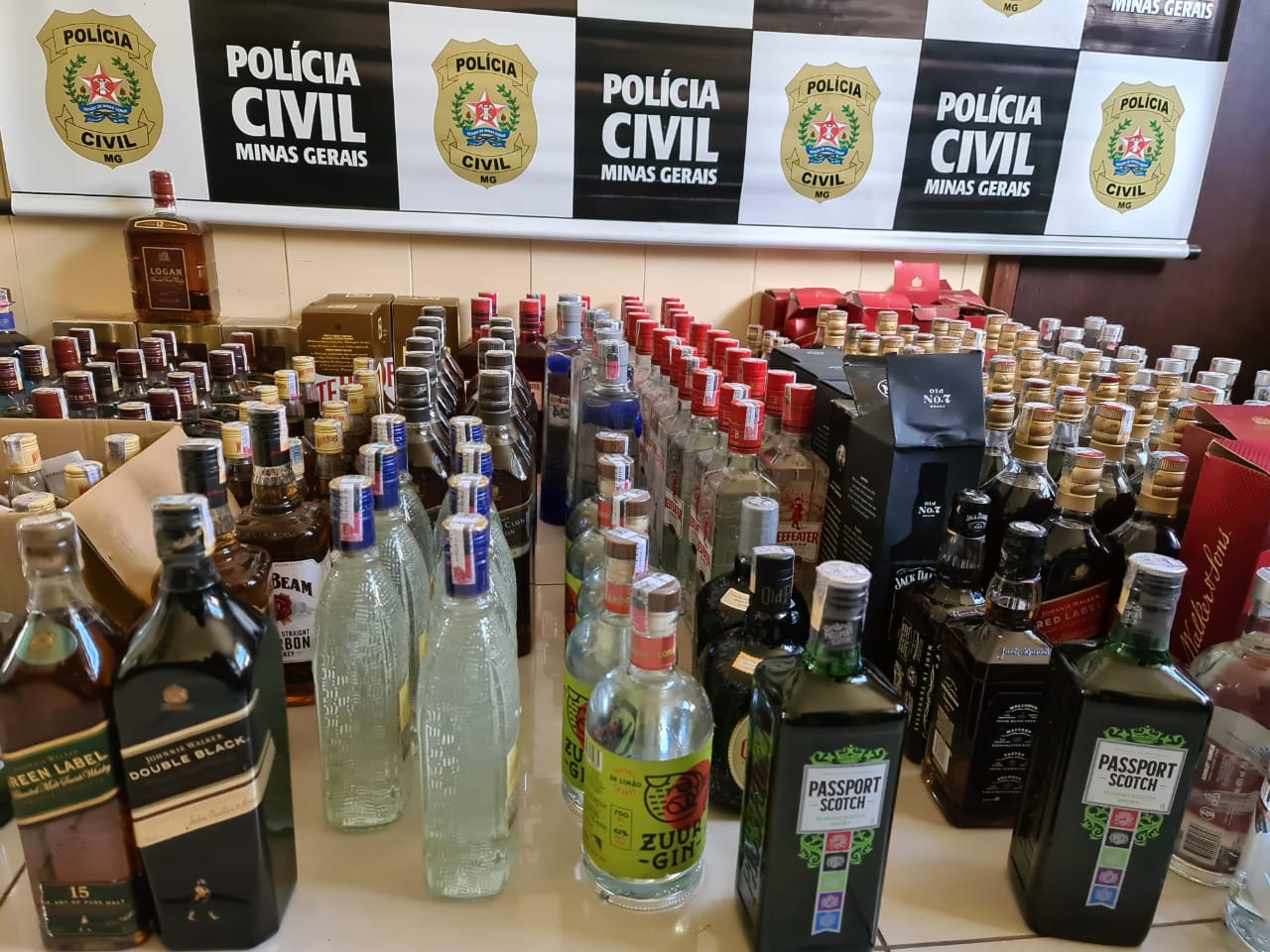 Polícia apreende centenas de bebidas com indícios de falsificação em BH 1 Polícia apreende centenas de bebidas com indícios de falsificação em BH - Foto: Divulgação/PCMG