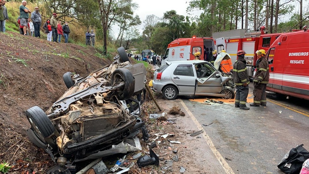 Jovem morrem em acidente envolvendo dois carros em Juiz de Fora - Foto: Corpo de Bombeiros/Divulgação