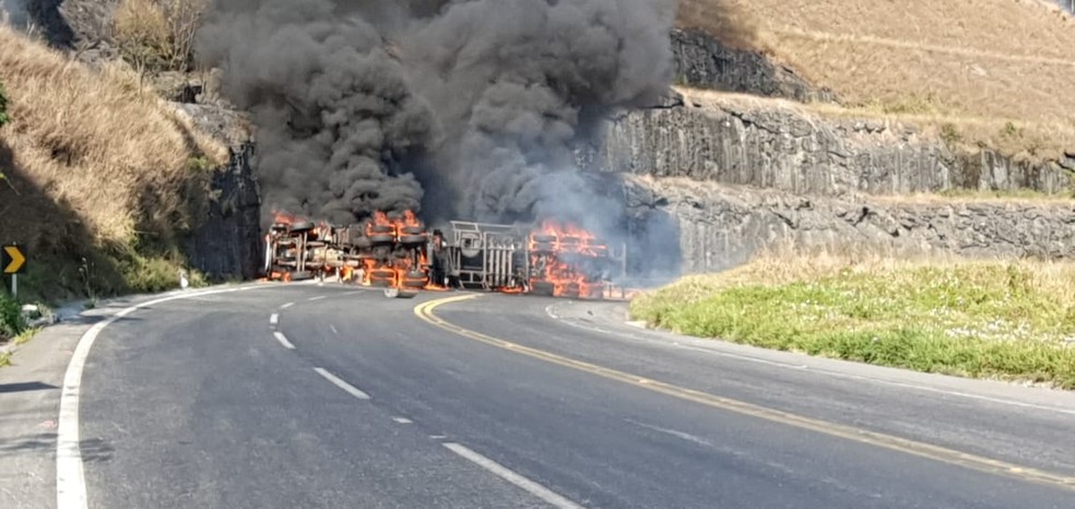 Corpo de motorista é identificado após grave acidente com caminhão-tanque na BR-265 em Barbacena - Foto: Corpo de Bombeiros/Divulgação