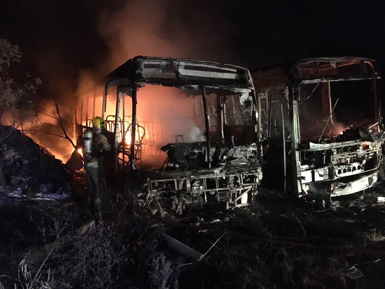 Dois ônibus ficam destruídos em incêndio em Juiz de Fora - Foto: Divulgação/Corpo de Bombeiros