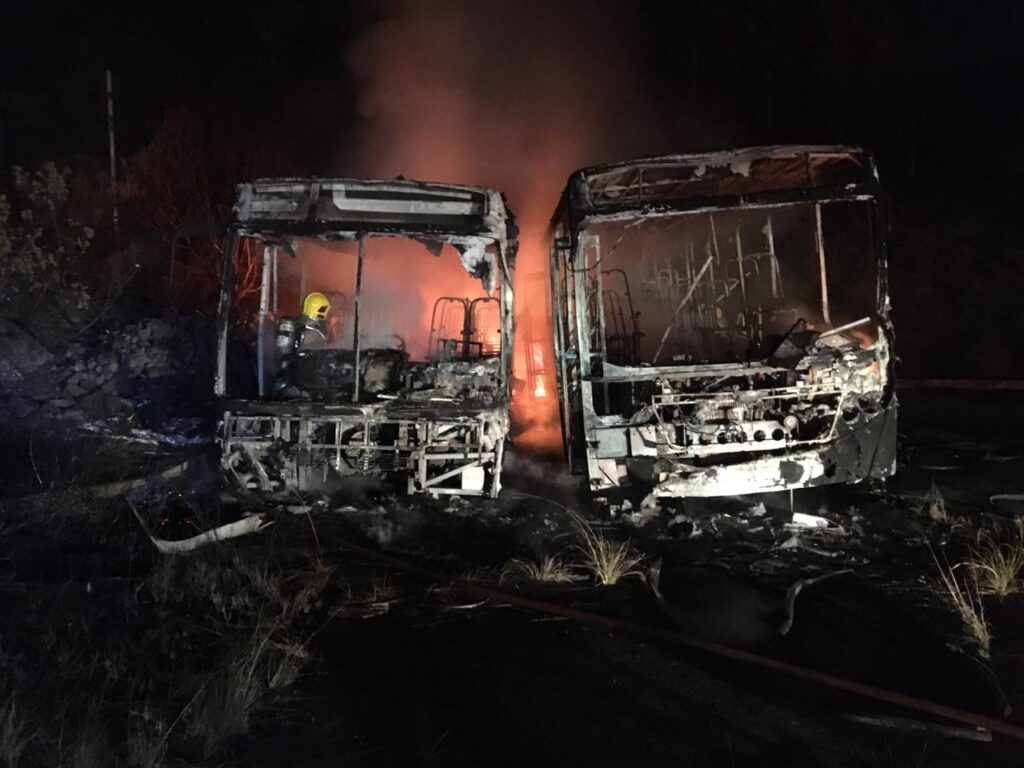 Dois ônibus ficam destruídos em incêndio em Juiz de Fora - Foto: Divulgação/Corpo de Bombeiros