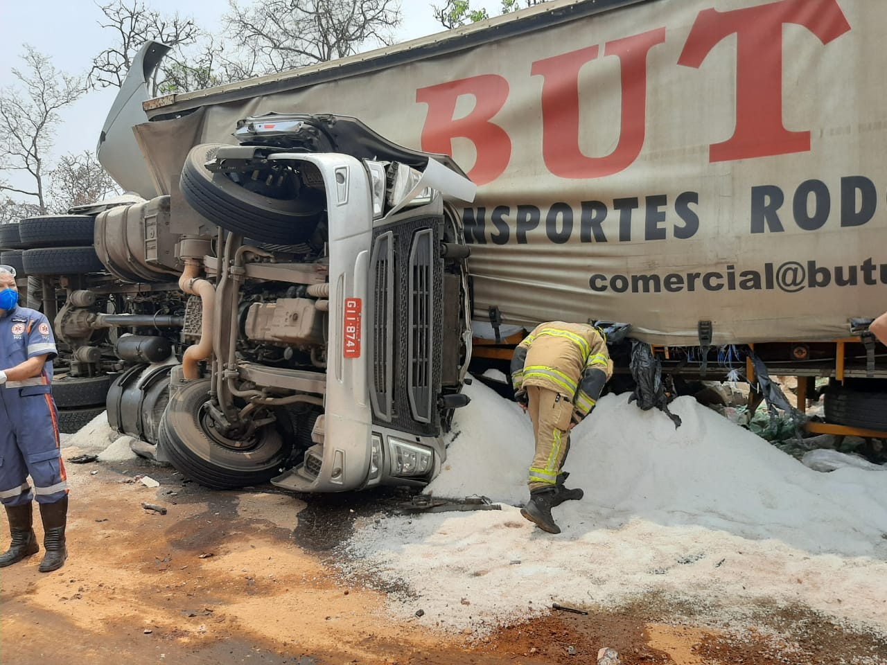 Motoristas de duas carretas morrem após batida de frente na BR-365, em Montes Claros - Foto: Divulgação/CBMMG