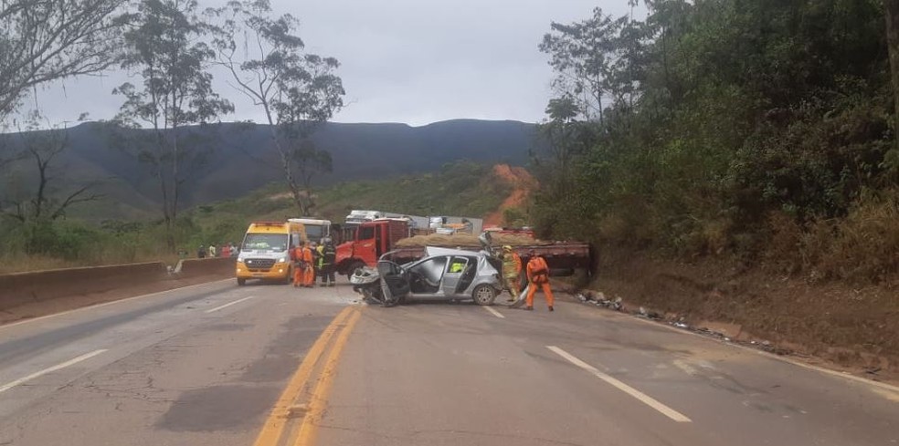 Uma pessoa morre e três ficam feridas em acidente na BR-040, em Itabirito - Foto: PRF/Divulgação