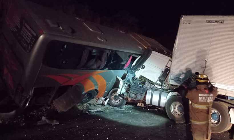 Acidente entre ônibus e caminhão deixa 45 feridos na BR–251, em Francisco Sá, no Norte de Minas - Foto: Divulgação/CBMMG